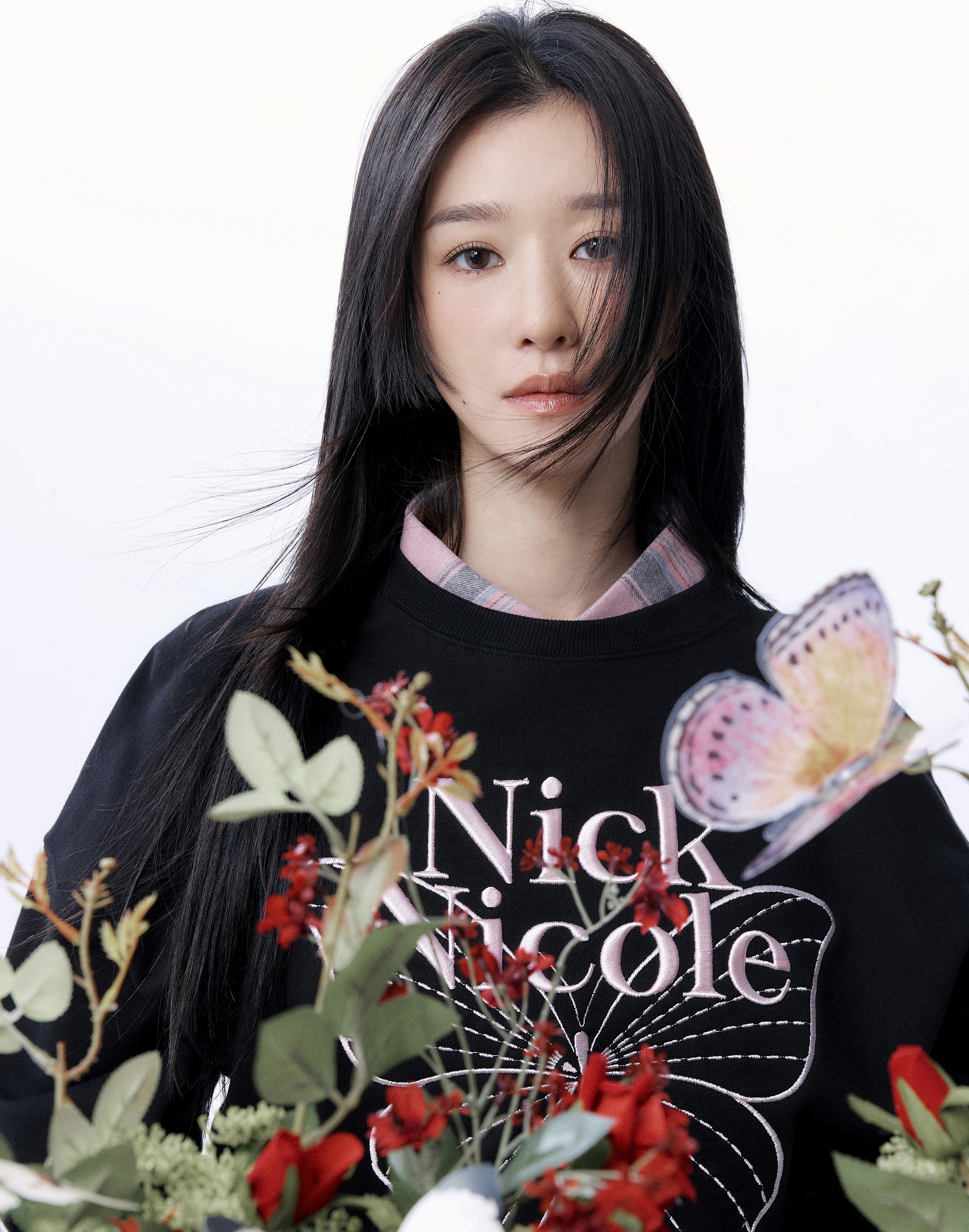 徐睿知身穿 NICK&NICOLE 蝴蝶图案卫衣的品牌形象，搭配蝴蝶花束