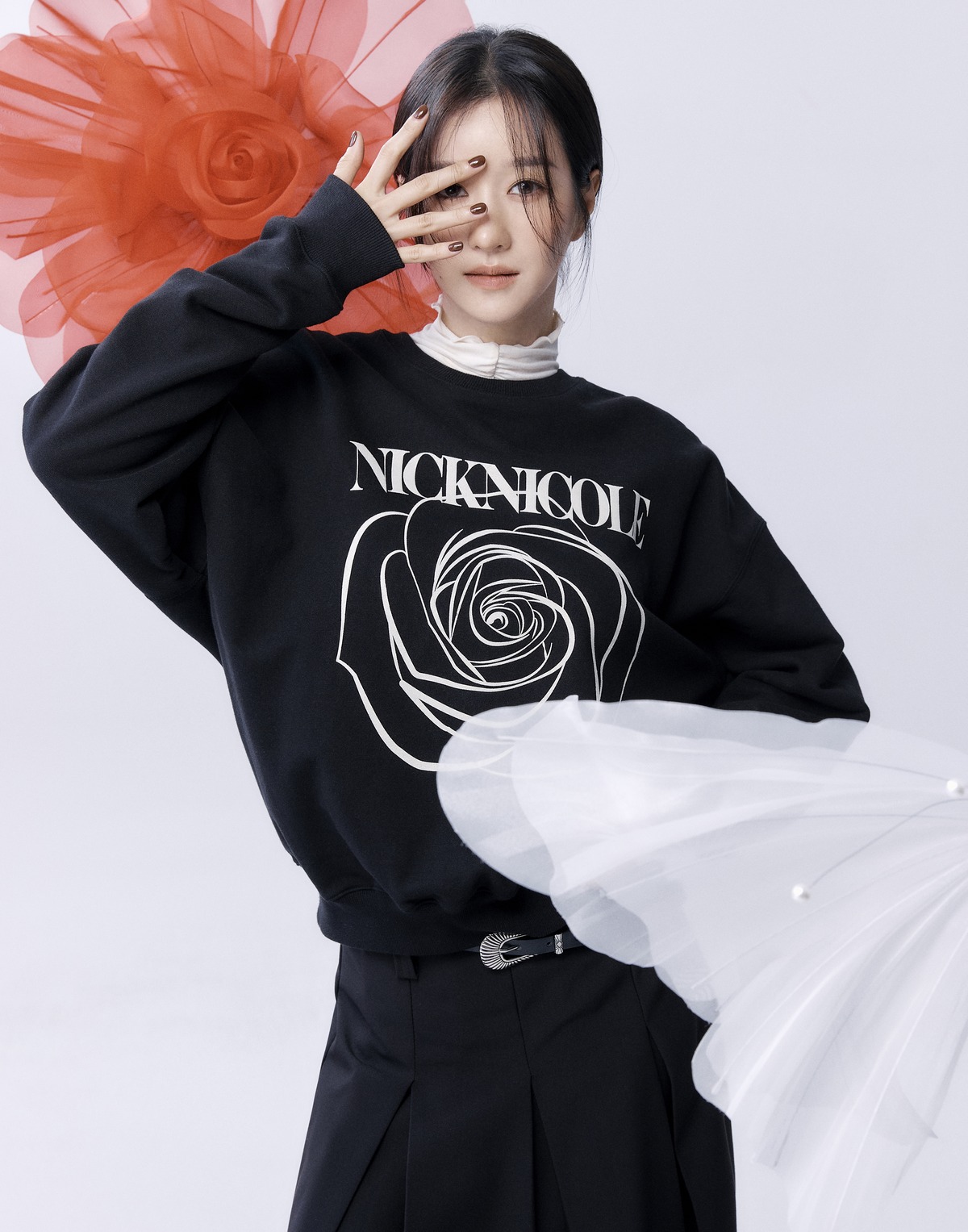 徐睿知身穿 NICK&NICOLE 玫瑰图案卫衣